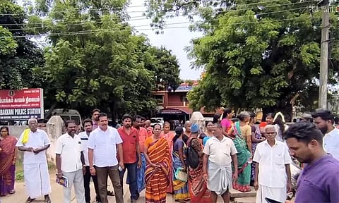 திருவள்ளூரில் 8 வயது சிறுமி பாலியல் வன்கொடுமை: காவல் நிலையத்தை முற்றுகையிட்ட உறவினர்கள்