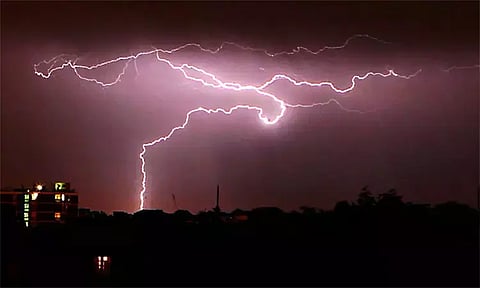 பீகாரில் மின்னல் தாக்கி கடந்த 2 நாட்களில் 34 பேர் உயிரிழப்பு