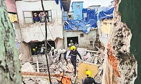 மும்பையில் மாடி வீடு இடிந்து விபத்து - 15 பேர் காயம்