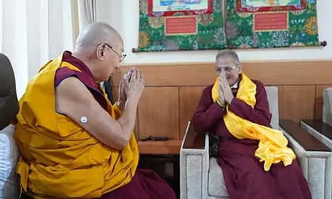 புத்த மத தலைவர் தலாய் லாமாவை சந்தித்து ஆசி பெற்றார் லடாக் துணை நிலை கவர்னர்