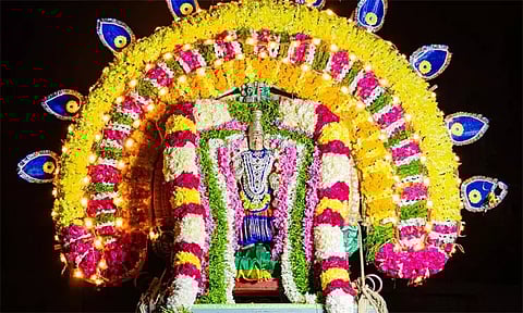 சிறப்பு அலங்காரத்தில் திரிபுரசுந்தரி அம்பாள் வீதியுலா சென்ற காட்சி