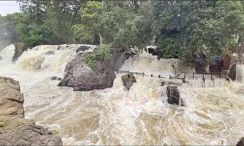 ஒகேனக்கலுக்கு நீர்வரத்து அதிகரிப்பு: அருவியில் குளிக்கவும், பரிசல் இயக்கவும் தடை