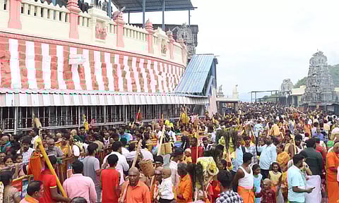 திருத்தணியில் 6 மணி நேரம் காத்திருந்து சாமி தரிசனம் செய்த பக்தர்கள்