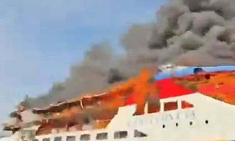 இந்தோனேஷியாவில் கப்பலில் தீ: கடலில் குதித்து உயிர் தப்பிய பயணிகள்