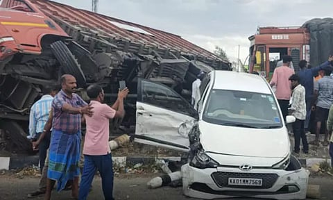 கிருஷ்ணகிரி: அடுத்தடுத்து மோதிக்கொண்ட 10 வாகனங்கள்- 4 பேர் உயிரிழப்பு