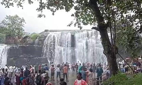 வார விடுமுறையையொட்டி திற்பரப்பு அருவியில் குவிந்த சுற்றுலா பயணிகள்