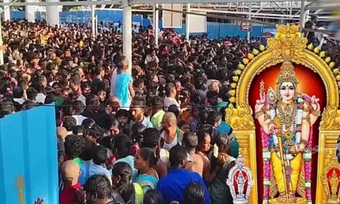 ஆடி கிருத்திகை, வார விடுமுறை: திருச்செந்தூர் கோவிலில் திரண்ட பக்தர்கள்