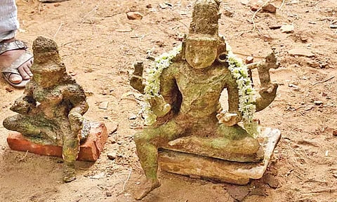 கோவில் கட்ட பள்ளம் தோண்டியபோது அம்மன் சிலைகள் கண்டெடுப்பு