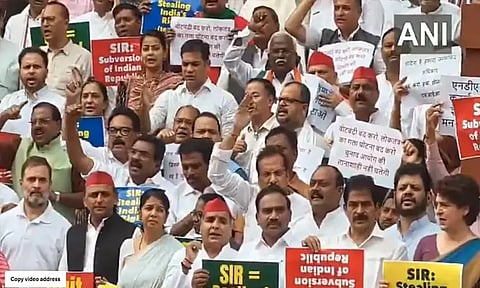 நாடாளுமன்ற மழைக்கால கூட்டத்தொடர்; எதிர்க்கட்சி எம்.பி.க்கள் ஆர்ப்பாட்டம்