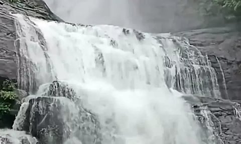 குற்றால அருவிகளில் வெள்ளப்பெருக்கு: 3-வது நாளாக சுற்றுலாப் பயணிகள் குளிக்கத் தடை