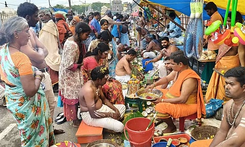 ஆடி அமாவாசை.. நீர்நிலைகளில் தர்ப்பணம் கொடுத்து முன்னோர்களை வழிபட்ட மக்கள்