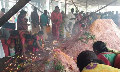 பண்ணாரியம்மன் கோவிலில் ஏராளமான பக்தர்கள் நேர்த்திக்கடன்.. குன்றுபோல் குவிந்த உப்பு மிளகு கலவை