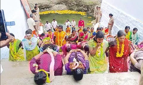 திருவண்ணாமலை: கோட்டுப்பாக்கம் கிராமத்தில் குழந்தை வரம் வேண்டி மண் சோறு சாப்பிட்ட பெண்கள்