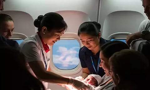விமானத்தில் நடுவானில் பெண்ணுக்கு பிரசவம்- ஆண் குழந்தை பிறந்தது