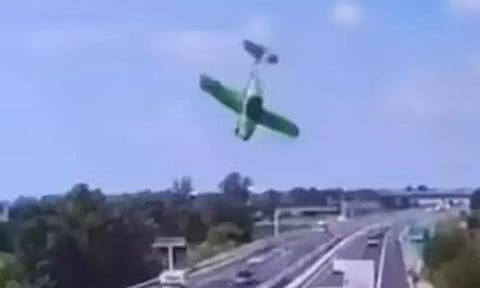 இத்தாலியில் நெடுஞ்சாலையில் விழுந்து நொறுங்கிய விமானம்