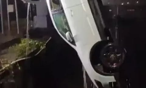 'கூகுள் மேப்' பார்த்து பெண் ஓட்டிச் சென்ற கார் கடலில் விழுந்தது; அதிர்ஷ்டவசமாக உயிர் தப்பினார்