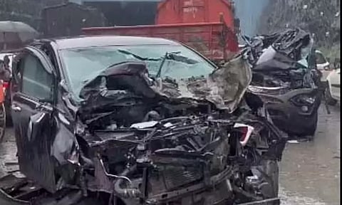 மும்பையில் எக்ஸ்பிரஸ்வே சாலையில் கட்டுப்பாட்டை இழந்த டிரக் மோதி 20 வாகனங்கள் சேதம்