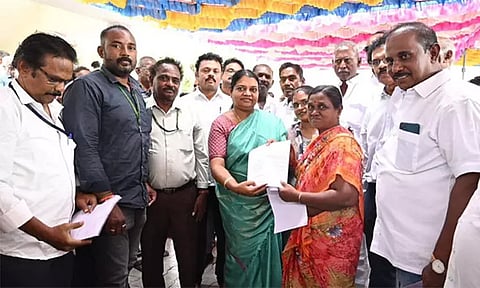 தூத்துக்குடியில் உங்களுடன் ஸ்டாலின் திட்ட முகாம்: அமைச்சர் கீதாஜீவன் பயனாளிகளுக்கு ஆவணங்கள் வழங்கினார்