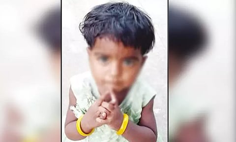 விளையாடிக் கொண்டிருந்தபோது கால்வாயில் தவறி விழுந்து 2 வயது பெண் குழந்தை உயிரிழப்பு