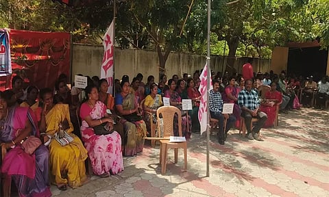 நெல்லை மண்டல கல்லூரிக்கல்வி இணை இயக்குனர் அலுவலகத்தில் பேராசிரியர்கள் காத்திருப்பு போராட்டம்