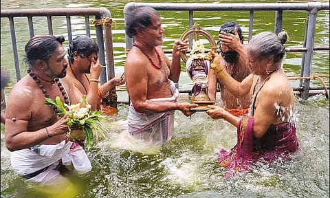 அருணாசலேஸ்வரர் கோவிலில் ஆடிப்பூர பிரம்மோற்சவம் நிறைவு.. சிவகங்கை தீர்த்த குளத்தில் தீர்த்தவாரி