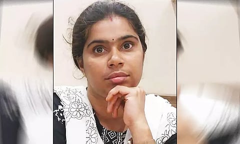 ஓடும் ரெயிலில் இருந்து தவறி விழுந்த கேரள பெண்: காப்பாற்ற யாரும் வராததால் உயிரிழந்த சோகம்