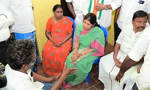 ஆணவக் கொலை: கவின் இல்லத்திற்குச் சென்று அவரது பெற்றோருக்கு எம்.பி. கனிமொழி ஆறுதல்