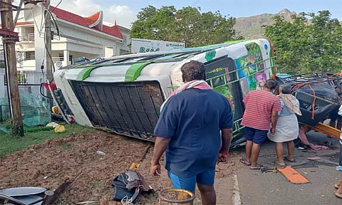 தென்காசியில் ஆட்டோ மீது வேன் மோதி விபத்து: 2 பேர் சாவு