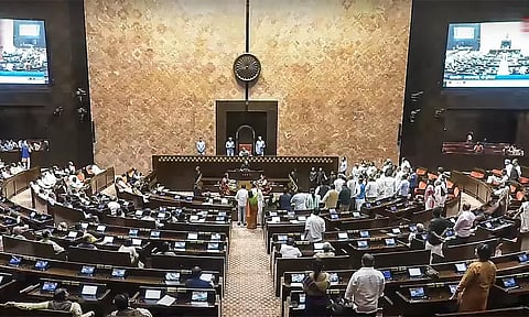 எதிர்க்கட்சிகள் அமளி; நாடாளுமன்றத்தின் இரு அவைகளும் ஒத்திவைப்பு