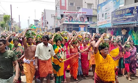 ஆடித் திருவிழா: சீர்காழி இரட்டை காளியம்மன் கோவிலில் பால்குட வழிபாடு