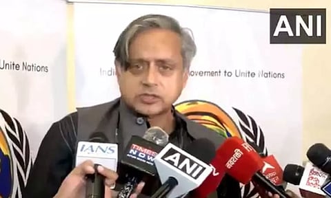 'இந்திய பொருளாதாரம் குறித்து பேசியது ராகுல் காந்தியின் சொந்த கருத்து' - சசி தரூர்