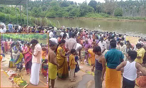 ஆடிப்பெருக்கு.. மேட்டுப்பாளையத்தில் கன்னிமார் பூஜை செய்து முன்னோர்களை வழிபட்ட மக்கள்