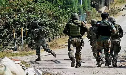 ஜம்மு காஷ்மீர்: என்கவுன்ட்டரில் 3 பயங்கரவாதிகள் சுட்டுக்கொலை