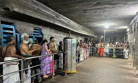 அம்மனை தரிசிப்பதற்காக நீண்ட வரிசையில் காத்திருந்த பக்தர்கள்.