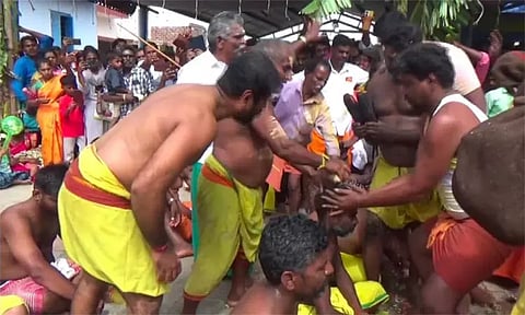 தலையில் தேங்காய் உடைத்து நேர்த்திக்கடன் செலுத்திய பக்தர்கள்