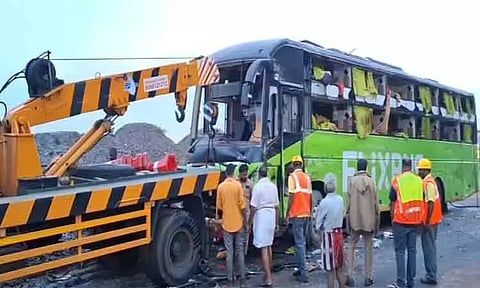 ஆம்பூர் அருகே ஆம்னி பஸ் சாலையில் கவிழ்ந்து விபத்து: 15-க்கும் மேற்பட்டோர் படுகாயம்