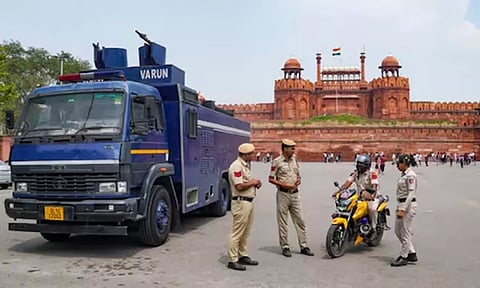 டெல்லி செங்கோட்டை வளாகத்திற்குள் நுழைய முயன்ற வங்காள தேசத்தினர் 5 பேர் கைது