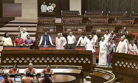 எதிர்க்கட்சிகள் அமளி: நாடாளுமன்றத்தின் இரு அவைகளும் ஒத்திவைப்பு