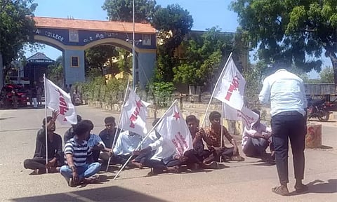 தூத்துக்குடியில் கல்லூரி மாணவர்கள் போராட்டம்