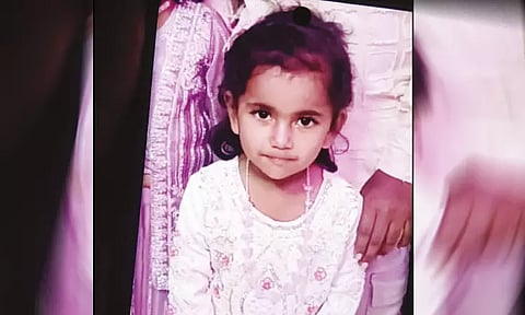 அக்காவின் கையை பிடிக்க ஆசையாக ஓடிவந்த 3 வயது குழந்தை.. அடுத்து நடந்த கொடூரம்