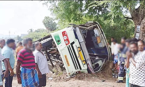 கிருஷ்ணகிரி அருகே பஸ் கவிழ்ந்து விபத்து - 34 பேர் காயம்
