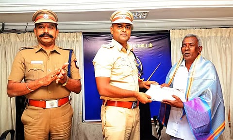 பஸ் ஸ்டாண்டில் கேட்பாரற்று கீழே கிடந்த பணம் போலீசில் ஒப்படைப்பு: திருநெல்வேலி எஸ்.பி. பாராட்டு