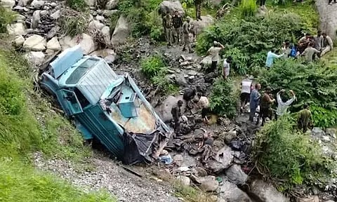 பள்ளத்தாக்கில் ராணுவ வாகனம் விழுந்தது: 3 ராணுவ வீரர்கள் பலி;15 பேர் காயம்