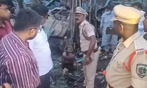 ஆந்திர பிரதேசம்: கியாஸ் சிலிண்டர் வெடித்ததில் 5 பேர் பலி