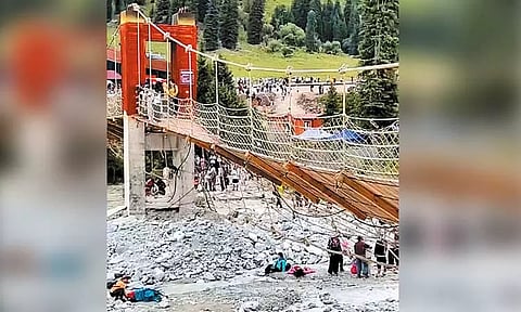 சீனாவில் தொங்குபாலம் அறுந்து விபத்து - 5 பேர் உயிரிழப்பு