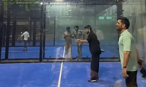 அனிருத்துடன் பேடல் விளையாடிய தோனி