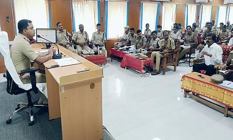 தூத்துக்குடி எஸ்.பி. அலுவலகத்தில் மாதாந்திர ஆய்வு கூட்டம்