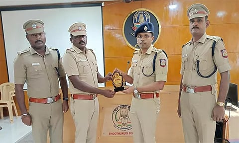சிறப்பாக பணியாற்றிய 8 இன்ஸ்பெக்டர்களுக்கு நினைவு பரிசு: தூத்துக்குடி எஸ்.பி. வழங்கினார்