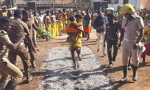முதுகுளத்தூர் வடக்கு வாசல் செல்லியம்மன் கோவில் பூக்குழி திருவிழா