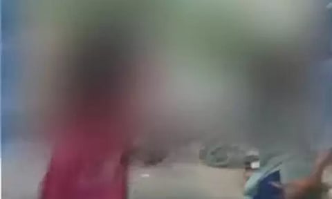 சென்னை கே.கே. நகரில் பேச மறுத்த காதலனை கம்பால் விரட்டி, விரட்டி தாக்கிய காதலி